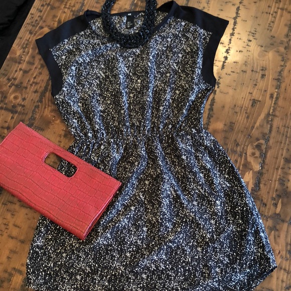 H&M Dresses & Skirts - H&M fun flirty black and white dress